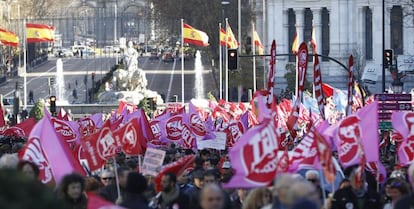 La manifestaci&oacute;n convocada hoy por CC OO y UGT en Madrid para recuperar los derechos perdidos y presionar al Gobierno.