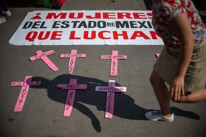 Cruces de madera con los nombres de mujeres asesinadas, se muestran en una manifestación en el Día Internacional de la Mujer en Ecatepec, estado de México.