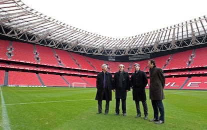 Desde la izquierda, Villar, Platini, Urrutia y el director general del Athletic, Jon Berasategui, en el nuevo San Mamés.