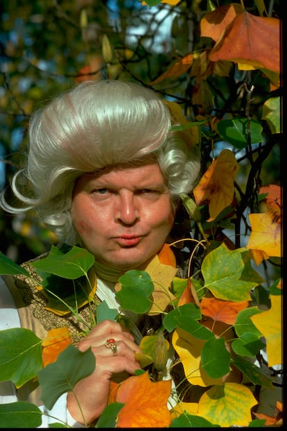 Benny Hill, disfrazado durante un episodio de la serie emitido en 1977.