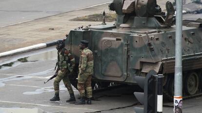 Um veículo blindado na manhã desta quarta-feira, na rua onde fica a sede da presidência, em Harare