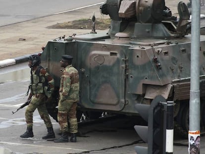 Um veículo blindado na manhã desta quarta-feira, na rua onde fica a sede da presidência, em Harare