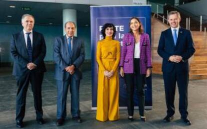 La CEO de Pymar, Almudena López del Pozo, y la ministra de Industria, Reyes Moroto, en la presentación del Perte naval en Vigo.