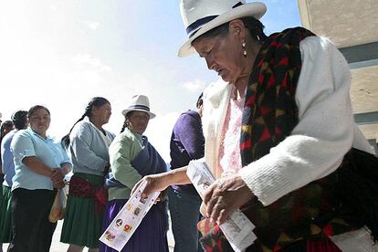 Las urnas cerraron a las 17.00 horas locales en todo Ecuador, tras una jornada tranquila en la que los ciudadanos han votado por un nuevo presidente y otros 857 cargos públicos. La organización Participación Ciudadana, que vigiló el proceso con 3.000 voluntarios en más de 800 recintos electorales del país, ha señalado que la mayoría de los inconvenientes han sido de tipo logístico y que la jornada transcurrió sin grandes problemas.