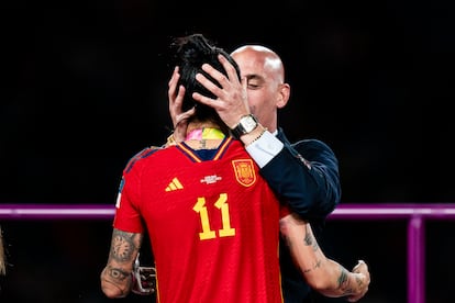 El entonces presidente de la Federación Española de Fútbol, Luis Rubiales, agarra de la cabeza a la jugadora Jennifer Hermoso tras la final de Mundial de este verano.