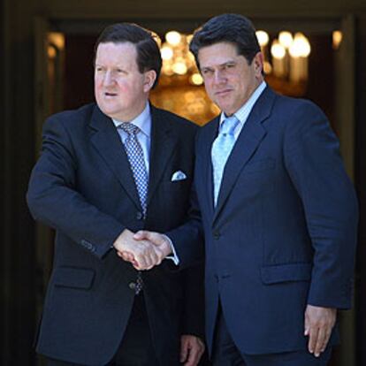 Federico Trillo saluda al secretario general de la OTAN, George Robertson, ayer en La Moncloa.