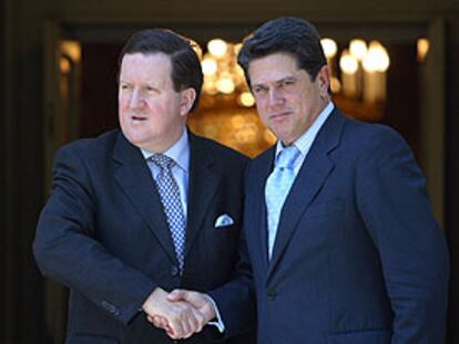 Federico Trillo saluda al secretario general de la OTAN, George Robertson, ayer en La Moncloa.