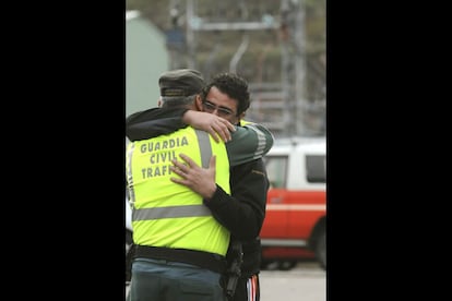 Un agente de la Guardia Civil abraza a un hombre en las inmediaciones del Pozo Emilio del Valle de Llombera de Gordón donde se ha producido el accidente.