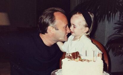 Phil y Lili Collins en una imagen con la que la actriz felicitó el cumpleaños a su padre hace cinco semanas a través de la redes sociales.
