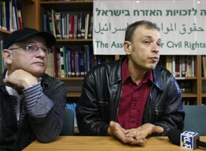 Yossi ben Ari, con su pareja Laurent Schuman, celebran en fallo en una rueda de prensa en Jerusalén.