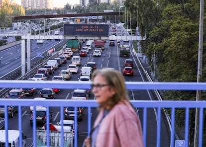 El Ayuntamiento de Madrid ha mantenido para mañana jueves las restricciones de aparcamiento en la zona del Servicio de Estacionamiento Regulado (SER), de forma que los no residentes no podrán estacionar por segundo día consecutivo. En la foto, restricciones en la velocidad en la M30 entre Ventas y la A2.