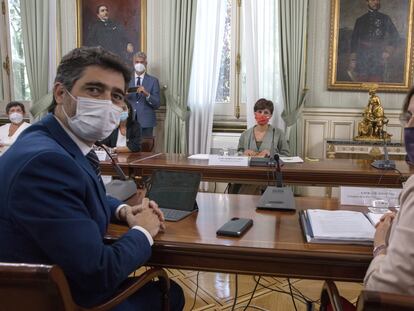 El vicepresidente de la Generalitat, Joan Puigneró, la consejera Laura Vilagrá y la ministra Isabel Rodríguez (al fondo), en la reunión del 2 de agosto.