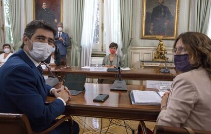 El vicepresidente de la Generalitat, Joan Puigneró, la consejera Laura Vilagrá y la ministra Isabel Rodríguez (al fondo), en la reunión del 2 de agosto.