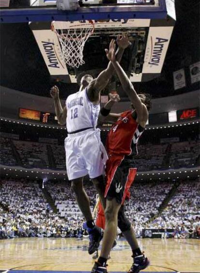 Dwight Howard, de Orlando, lucha por un rebote con Bosh.