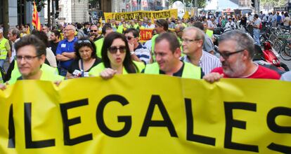 El sector del taxi está en pie de guerra contra plataformas y aplicaciones telefónicas para el transporte entre particulares, como Uber o Blablacar, que entienden que les hacen una competencia desleal. En la imagen, protesta en Barcelona.