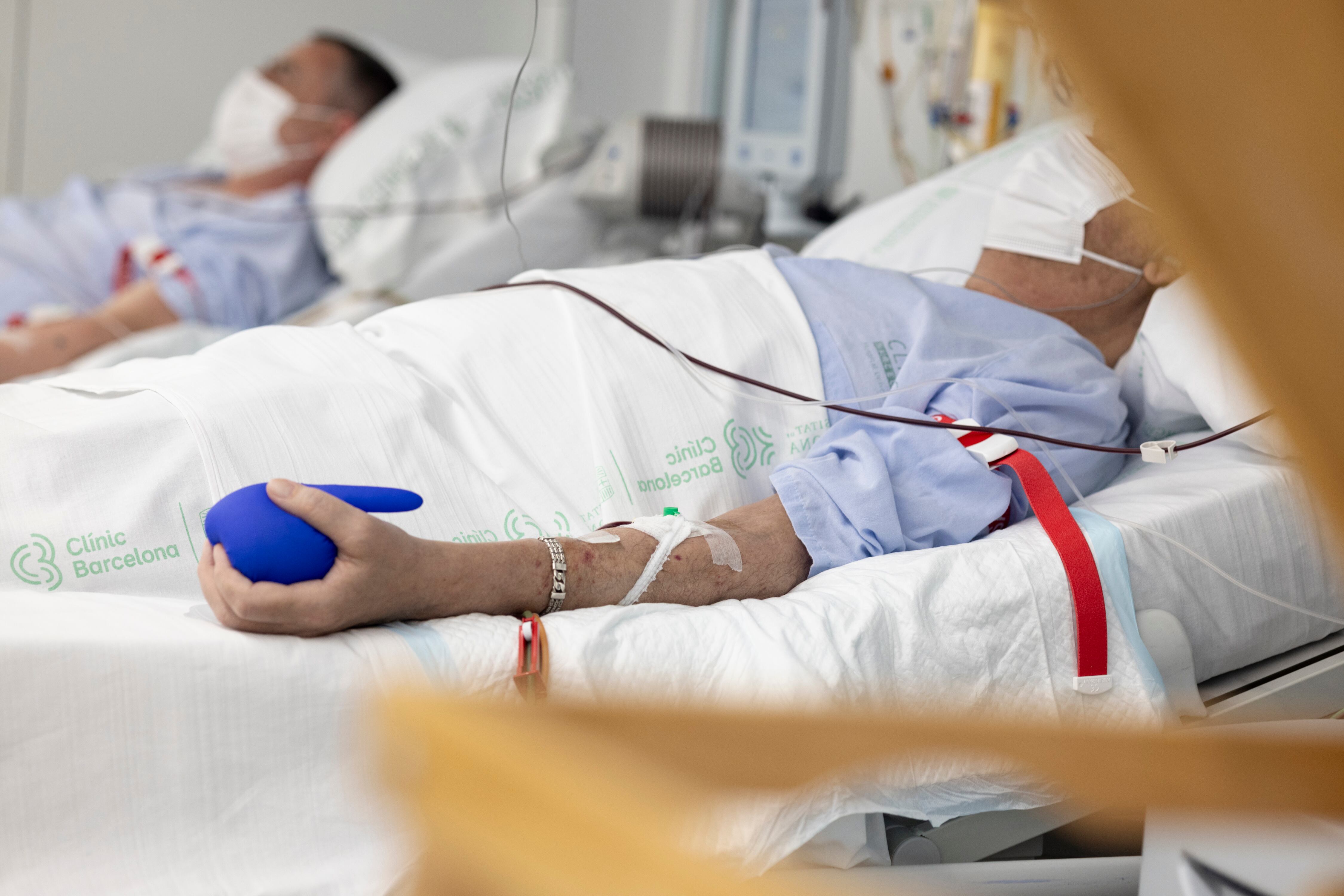 Pacientes en la Unidad de Aféresis del Hospital Clínic de Barcelona. 