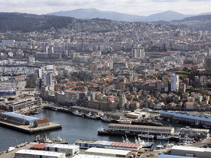 Vista general de Vigo con el puerto al frente.
