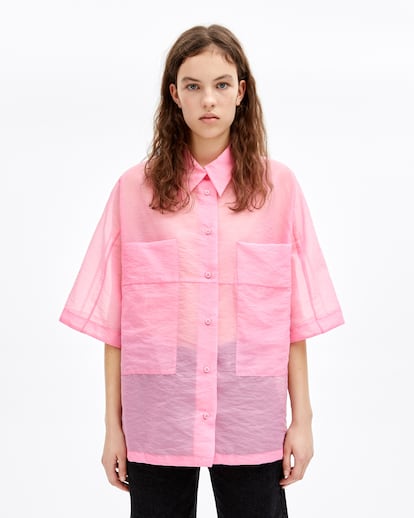 De manga corta, silueta oversize e inspiración masculina pero en color rosa y confeccionada en una delicada organza. Esta camisa de Bimba y Lola es uno de esos ejemplos de que los polos opuestos se atraen… y de que juntos quedan de maravilla. Tiene un descuento del 60% y su precio actual es de 60 euros.