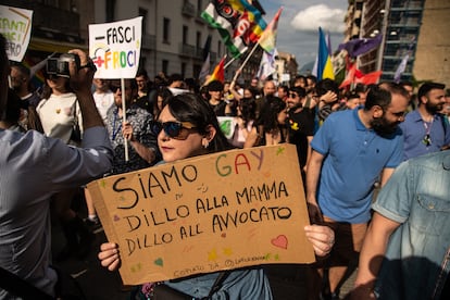Una manifestante por los derechos del colectivo LGTBI, con un cartel en el que se lee "Somos gais, díselo a mamá, díselo al abogado", en Avellino (Italia) el día 10.