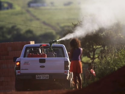 Equipe faz fumigação contra o mosquito ‘Aedes’ no Distrito Federal, em 11 de fevereiro.