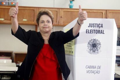 Dilma Rousseff, candidata del Partido de los Trabajadores al Senado Federal, vota en Belo Horizonte.