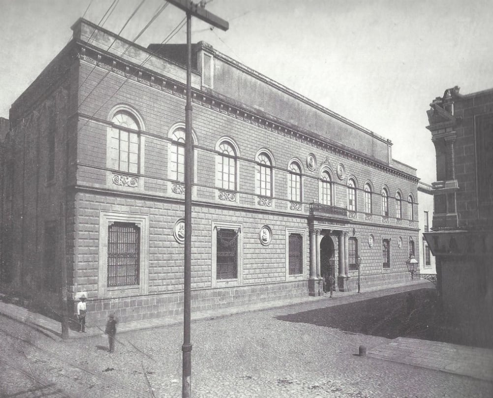 La fachada de la Academia de San Carlos, en el Centro Histórico de Ciudad de México, en 1890.