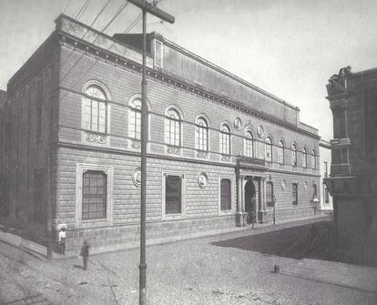 La fachada de la Academia de San Carlos, en el Centro Histórico de Ciudad de México, en 1890.