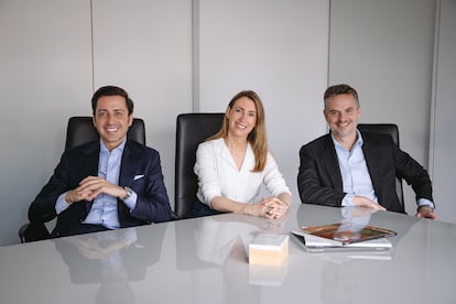 Eduardo Cosentino, nuevo vicepresidente ejecutivo de la firma almeriense; Pilar Cosentino, nueva consejera delegada, y Álvaro de la Haza, nuevo director general corporativo, en una imagen facilitada por la compañía.