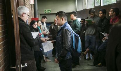 Los aspirantes a universitarios aguardan para entrar en una de las pruebas ayer en Barcelona.