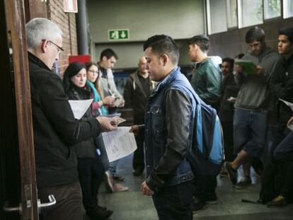 Los aspirantes a universitarios aguardan para entrar en una de las pruebas ayer en Barcelona.