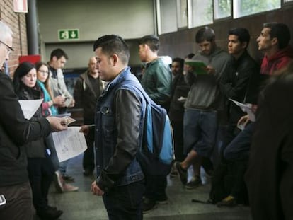 Los aspirantes a universitarios aguardan para entrar en una de las pruebas ayer en Barcelona.