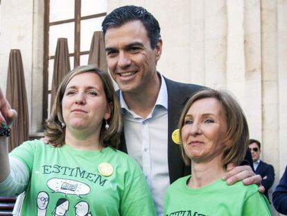 El secretario general del PSOE, Pedro S&aacute;nchez, tras mantener una reuni&oacute;n con miembros de la coordinadora en defensa de la educaci&oacute;n p&uacute;blica Estimem l&#039;Escola P&uacute;blica