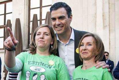 El secretario general del PSOE, Pedro S&aacute;nchez, tras mantener una reuni&oacute;n con miembros de la coordinadora en defensa de la educaci&oacute;n p&uacute;blica Estimem l&#039;Escola P&uacute;blica