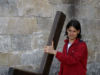 Barros, con la cruz que suele llevar representando a Cristo.