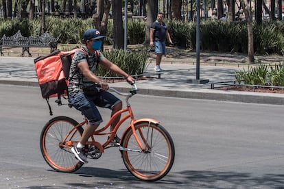 Un repartidor de comida de una aplicacin circula por el centro dela Ciudad de Mxico