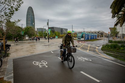 Carriles bici que siguen el trazado de la Meridiana y la Diagonal. Son anchos y cómodos para los ciclistas, pero quizás habrá que mejorar su señalización para que no colisionen con los peatones.