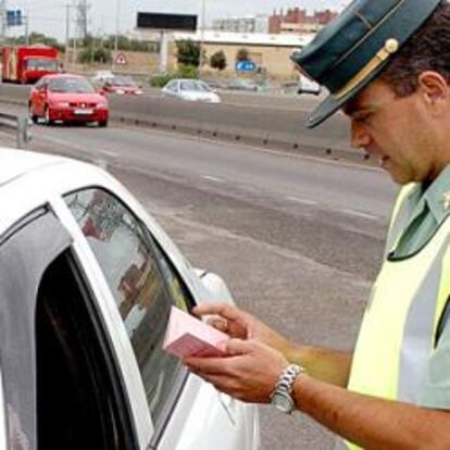 Guardia Civil multando a un conductor