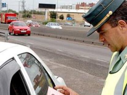 Guardia Civil multando a un conductor