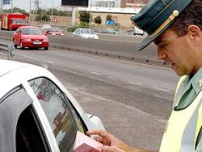Guardia Civil multando a un conductor