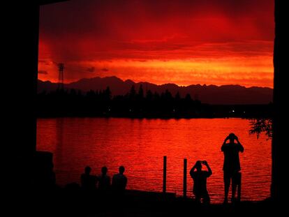 Un grupo de personas disfrutan de la puesta de sol en Bremerton, Washington (EE UU).