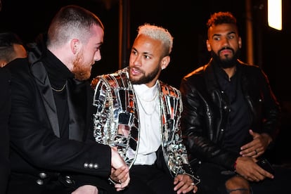Angus Cloud conversa con las estrellas de fútbol Neymar y Eric Choupo-Moting, durante el espectáculo Balmain Menswear Otoño/Invierno 2020-2021 como parte de la Semana de la Moda de París el 17 de enero de 2020.