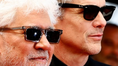 Pedro Almodóvar y Ethan Hawke en el estreno de 'Extrana forma de vida', el 17 de mayo.