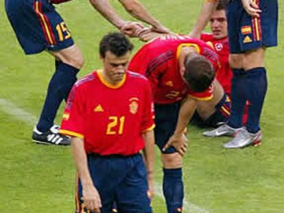 Luis Enrique, en primer plano, tras la derrota ante Corea del Sur, su último partido en la selección.