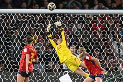 La guardameta española, Catalina Coll, para la bola durante la final del Mundial.