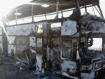 Restos del autobús que se incendió por causas aún desconocidad mientras circulaba por la ciudad de Aktau.