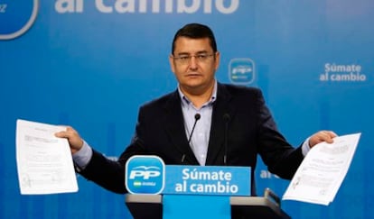 El secretario general del PP, Antonio Sanz, esta mañana en la sede del PP.