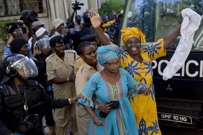 Prisioneros pol&iacute;ticos, incluido Ousainou Darboe, al llegar a la Corte Suprema de Gambia.