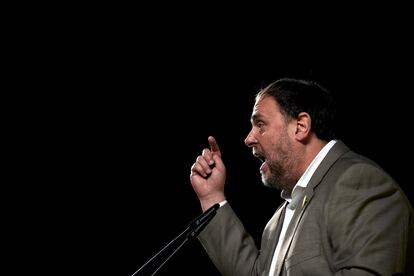 El presidente de ERC, Oriol Junqueras, en un acto de campaña en L'Hospitalet de Llobregat este lunes.