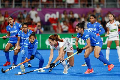 Begoña García, rodeada de defensas indias en los octavos de final.