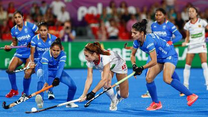 Begoña García, rodeada de defensas indias en los octavos de final.